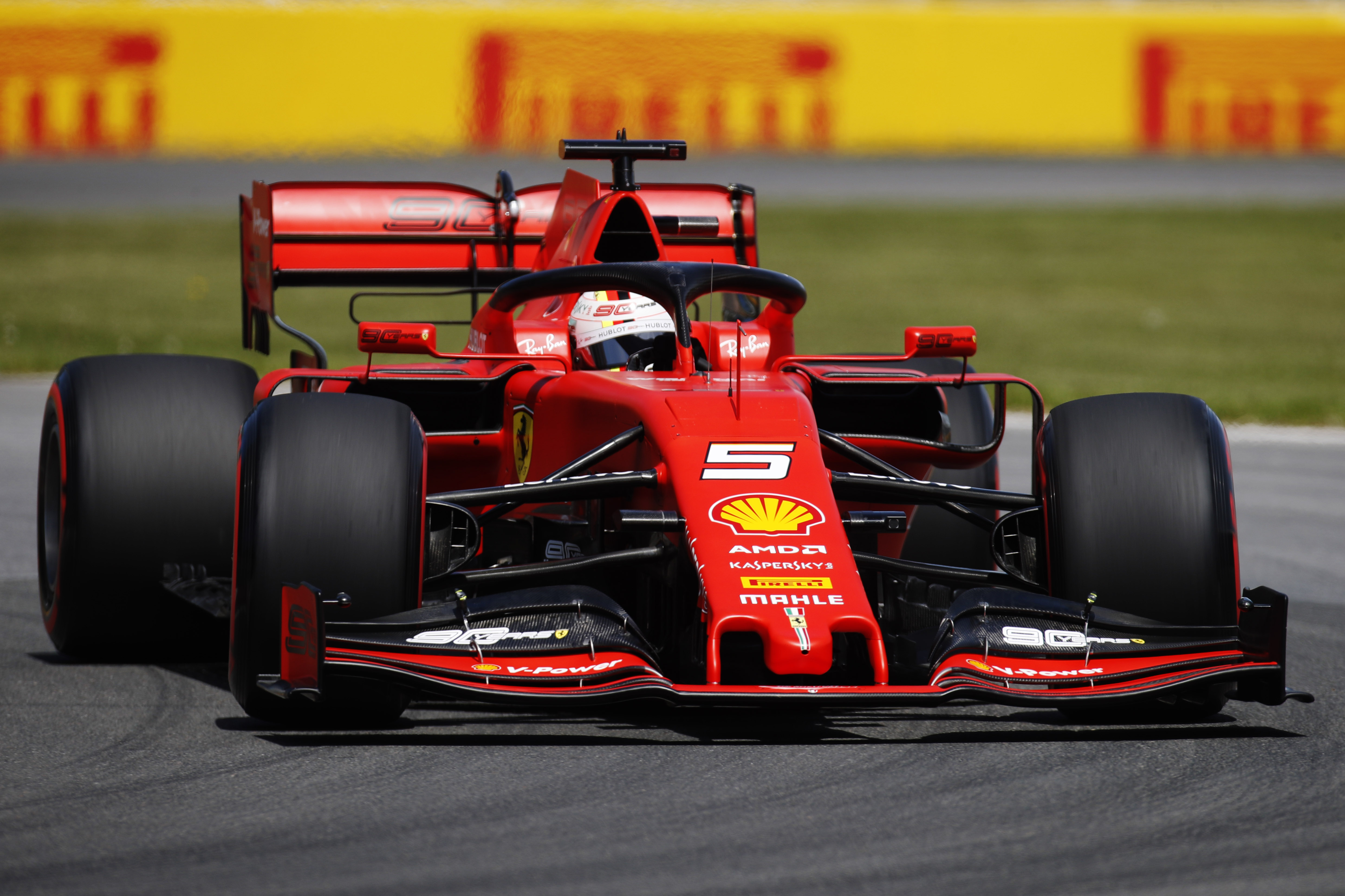 Vettel pole y récord de pista, pero arrancará con neumáticos medios